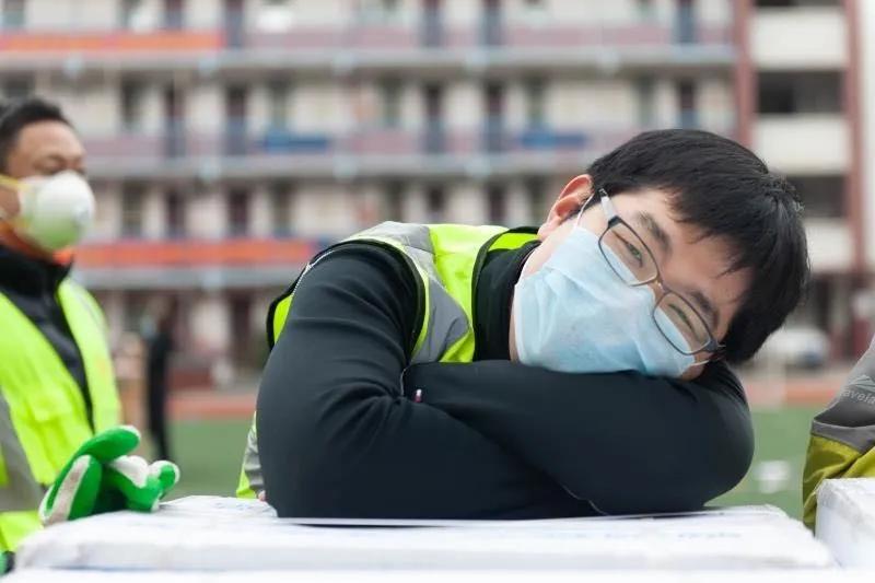 志愿者賈威：“累了，趴下歇會(huì)兒”