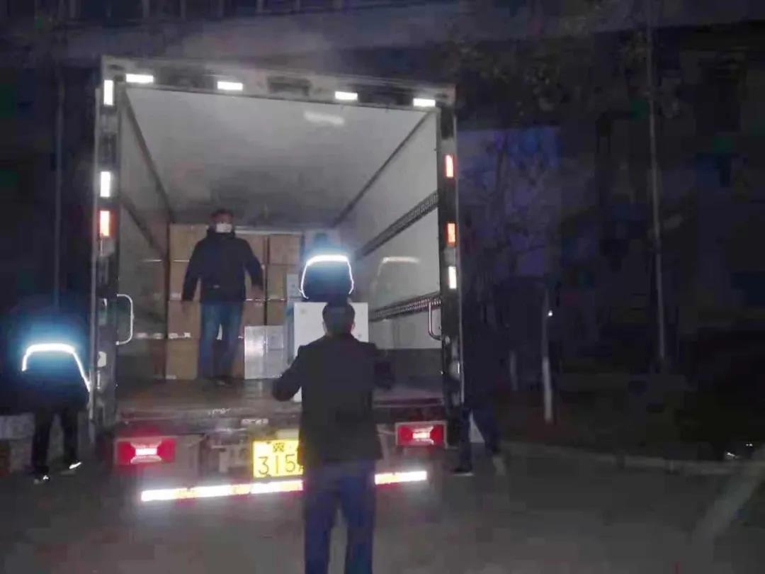 這樣深夜連續(xù)作業(yè)，已堅持了多日